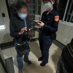 一通焦急電話 女警即刻馳援助婦脫困　