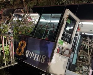 中市公車擦撞護欄翻落邊坡2人送醫