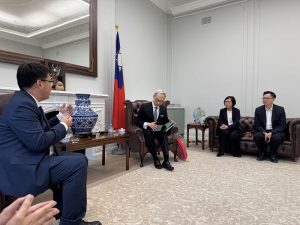 台中客語繪本《貓頭鳥》獲國際金獎 客委會拜會駐英代表處分享喜訊