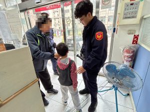 六歲孩童迷途不知所措 警助返家