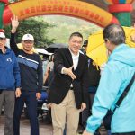 安樂區健走 千位市民冒雨參與