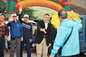 安樂區健走 千位市民冒雨參與