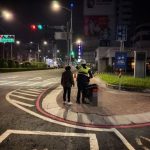 寒夜見老婦推車受困 凱旋警即時伸援