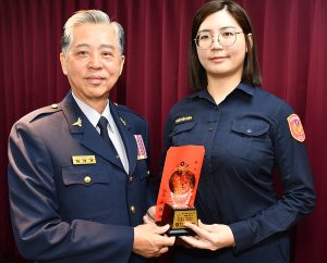 張芳瑀破門拯救輕生女子 局長公開表揚