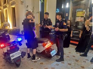 暖心警及時攔下走失童 父子平安團聚