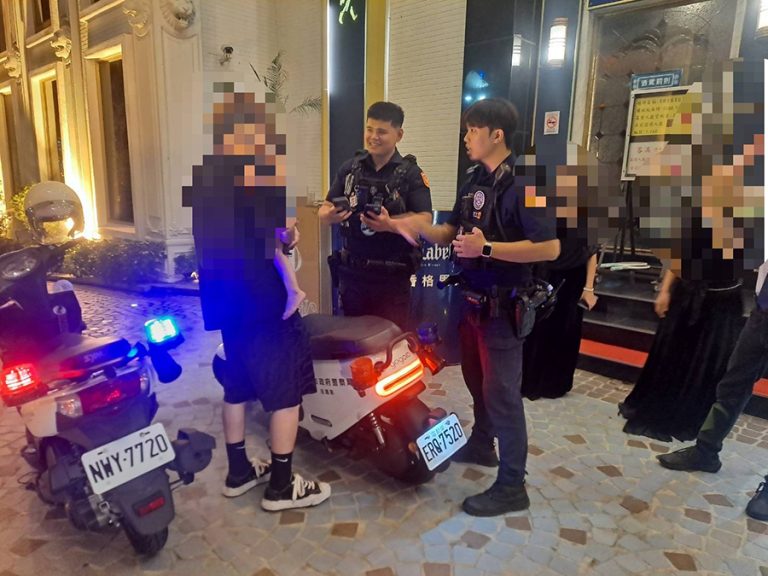 暖心警及時攔下走失童 父子平安團聚