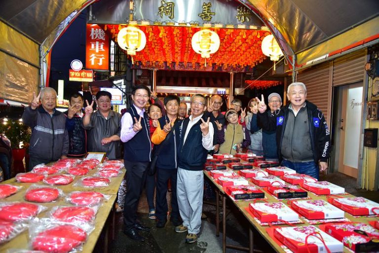鬪粄慶添丁！東勢新丁粄節宮廟擲筊祈福 驚見136斤大紅粄
