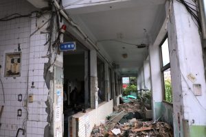 邱佩琳上香祈福 深澳國小舊校舍拆除