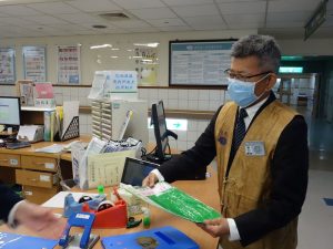 楊秋興現身大林慈院 卸下政治光環首任醫療志工