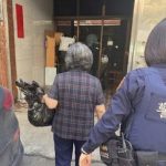 橋頭女警化身拾荒嬤孫女攙扶助返家
