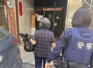 橋頭女警化身拾荒嬤孫女攙扶助返家