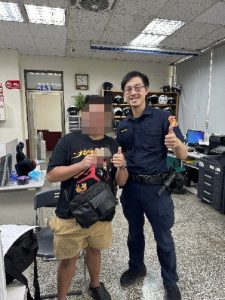 民眾拾獲證件送警 凱旋警助外籍民眾取回