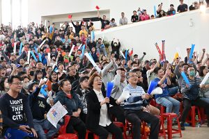 彰縣府大廳應援人潮極力克韓