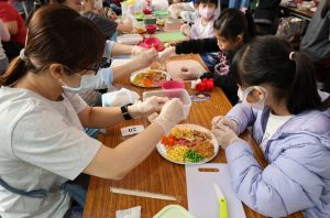 社教館邀三信教師 指導五彩營養飯糰
