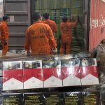 X光掃描破偽裝 基隆關攜海巡查獲416箱私菸