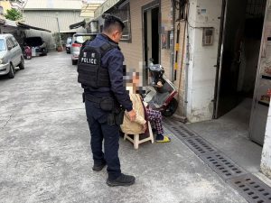 老婦無力爬樓梯上樓　苓警一階一階抱扶回家