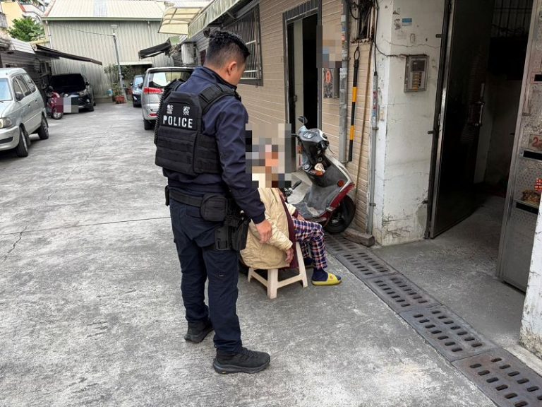 老婦無力爬樓梯上樓　苓警一階一階抱扶回家