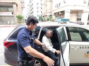 翁街頭攔車求助 警憑記憶助團圓