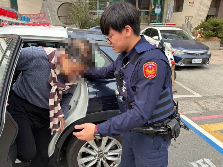 老翁迷途誤闖地下停車場 鼎山警助平安返家