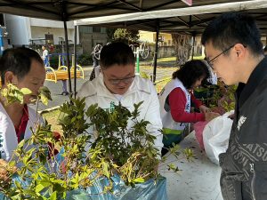 蔡其昌施志昌辦捐發票贈樹苗