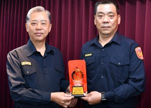 蔡清文奪刀救輕生女子吳敬田表揚稱讚