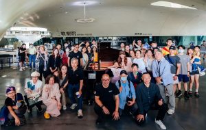 衛武營新舊公共鋼琴交接 接續譜寫溫暖新樂章