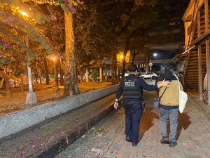 超商外民眾神情異常 警驚覺異狀即時伸援