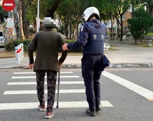 三多警護送八旬老婦安心返家