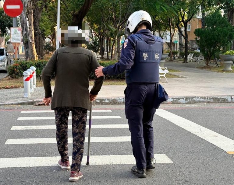 三多警護送八旬老婦安心返家