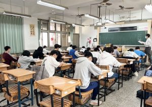 高中職數學素養檢定暨數學嘉年華 3百名學生解題闖關