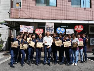 歡慶婦女節 高市警局長趙瑞華親送餅乾禮盒