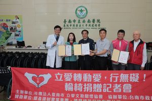 黃偉哲感謝民間捐贈愛心輪椅 提升照護量能