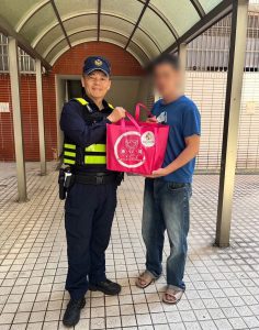 孝子顧癱母窮到不敢過年 警親送年菜惹淚崩