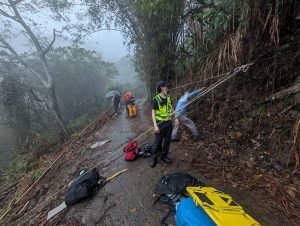 貨車國姓鄉墜谷 弟遭壓死兄脫困獲救
