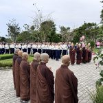 迎慈濟60周年 百位小志工與九旬長者同朝山經行