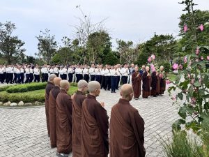 迎慈濟60周年 百位小志工與九旬長者同朝山經行