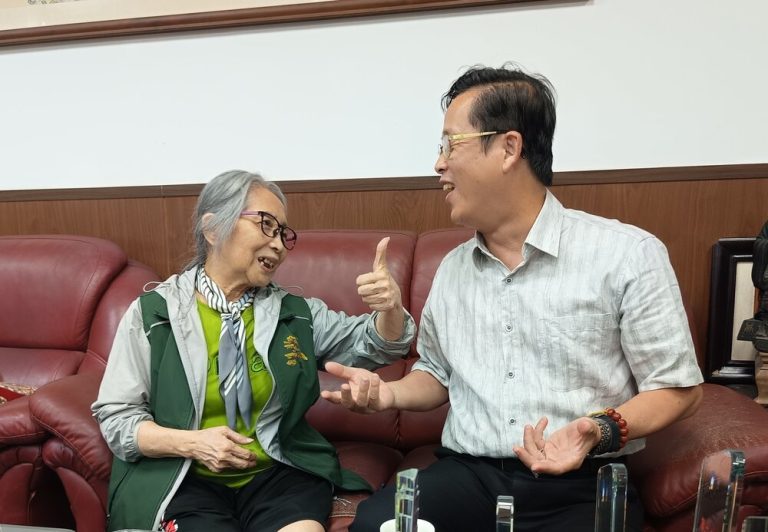 居仁國中退休老師設「ET賴文珍老師獎學金」