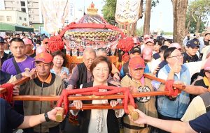 王惠美接駕大甲媽祖祈福護佑彰化