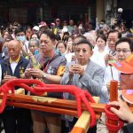 大甲媽停轎宏仁醫院 白袍醫扛轎祈福