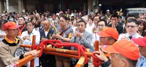 大甲媽停轎宏仁醫院 白袍醫扛轎祈福