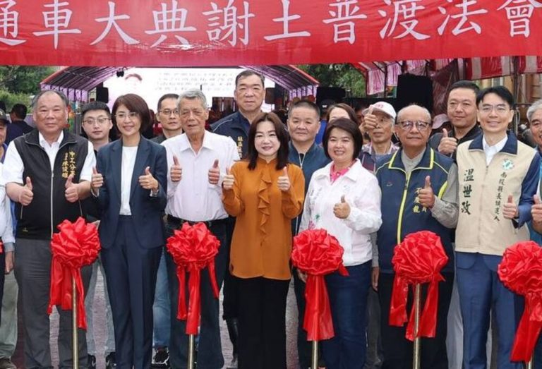 南投61線拓寬通車 藍綠縣長選將首度同框