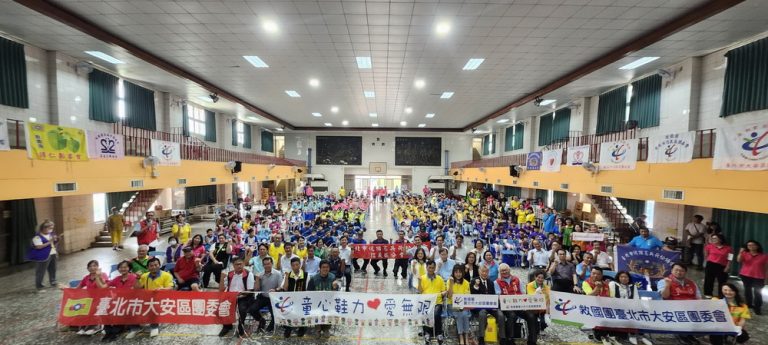 救國團深入台南大北門贈鞋 傳遞溫暖