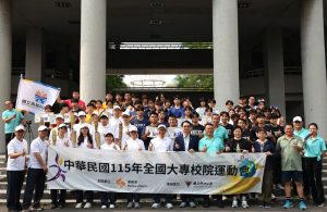 全大運聖火抵高科大 校長吳忠信授旗