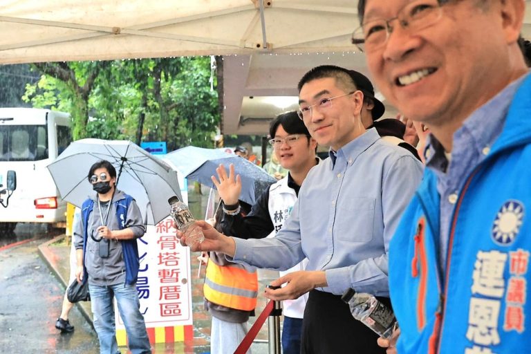 視察清明掃墓 謝國樑籲多搭接駁車、落實環保祭祀