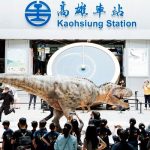 為「恐龍酷樂園」暖身 恐龍快閃 驚喜現身高雄火車站