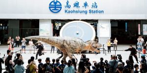 為「恐龍酷樂園」暖身 恐龍快閃 驚喜現身高雄火車站