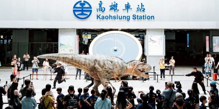 為「恐龍酷樂園」暖身 恐龍快閃 驚喜現身高雄火車站