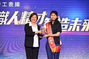 彰縣表揚模範勞工 首度頒發勵學精才獎