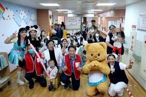 漢堡熊與獵魔女團出動！花蓮慈院二七西病房歡慶兒童節