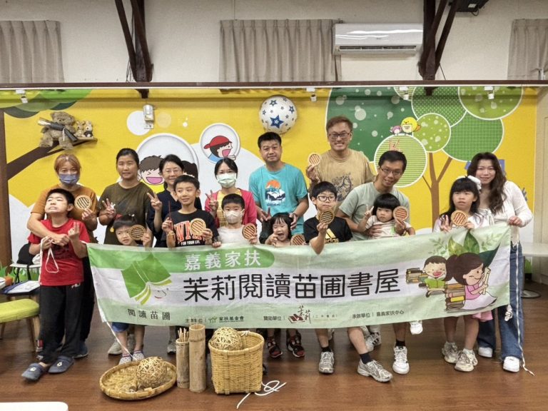 「茉莉苗號」首航中埔 嘉義家扶開箱行動書屋